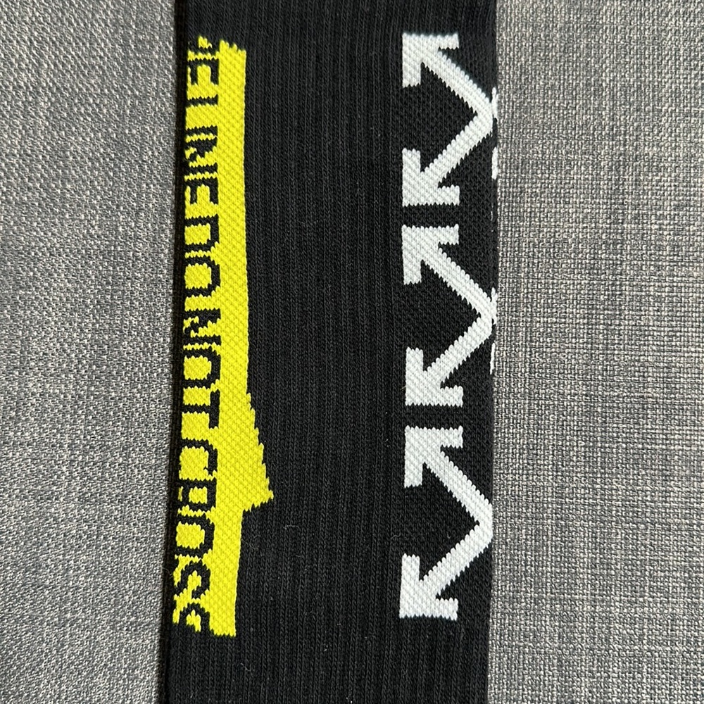 *NEW* OFF WHITE black + white arrow box logo + yellow caution tape hypeb… - Picture 2 of 5